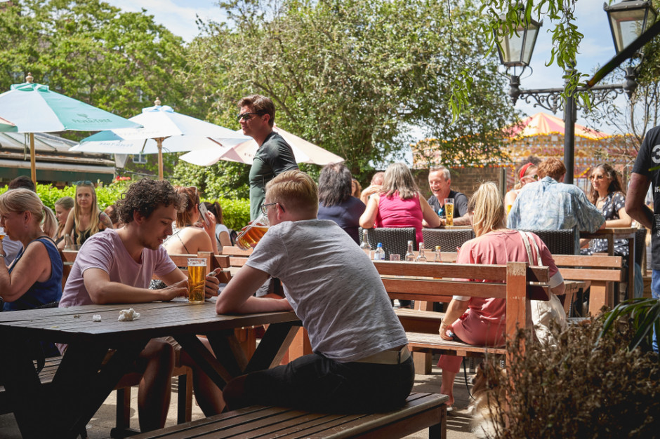 Samorząd Tychów zadeklarował chęć pomocy restauratorom poprzez danie im możliwości powiększenia zewnętrznych przestrzeni przy lokalach. fot. Shutterstock Tychy chcą pomóc restauratorom powiększeniem ogródków