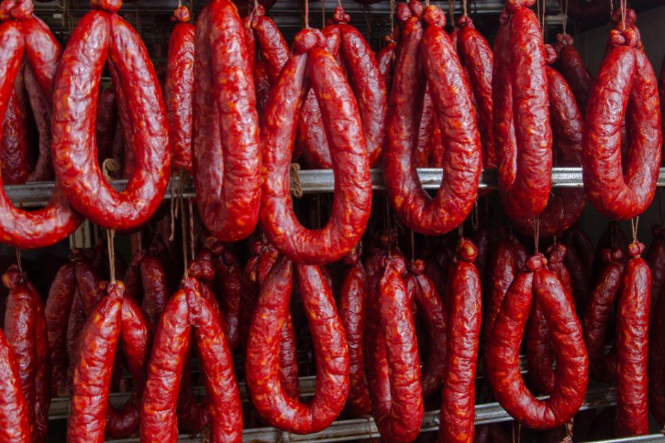 Wędzenie - specyficzny rodzaj obróbki cieplnej; fot. shutterstock.com Wpływ miejsca pozyskania drewna na jakość i bezpieczeństwo zdrowotne kiełbas wędzonych