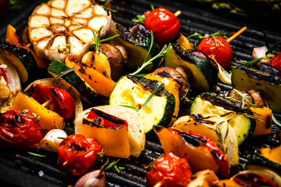 Kaufland oferuje różnorodne produkty na grilla, fot. shutterstock Majówka z Kaufland: Produkty dla wegan, ekologiczne sztućce
