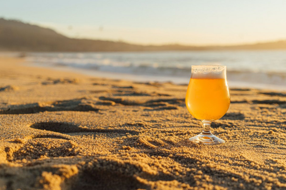 Nie będzie zmian ws. zakazu picia alkoholu na Bulwarach Wiślanych; fot. unsplash.com Bez zmian ws. zakazu picia alkoholu na Bulwarach Wiślanych