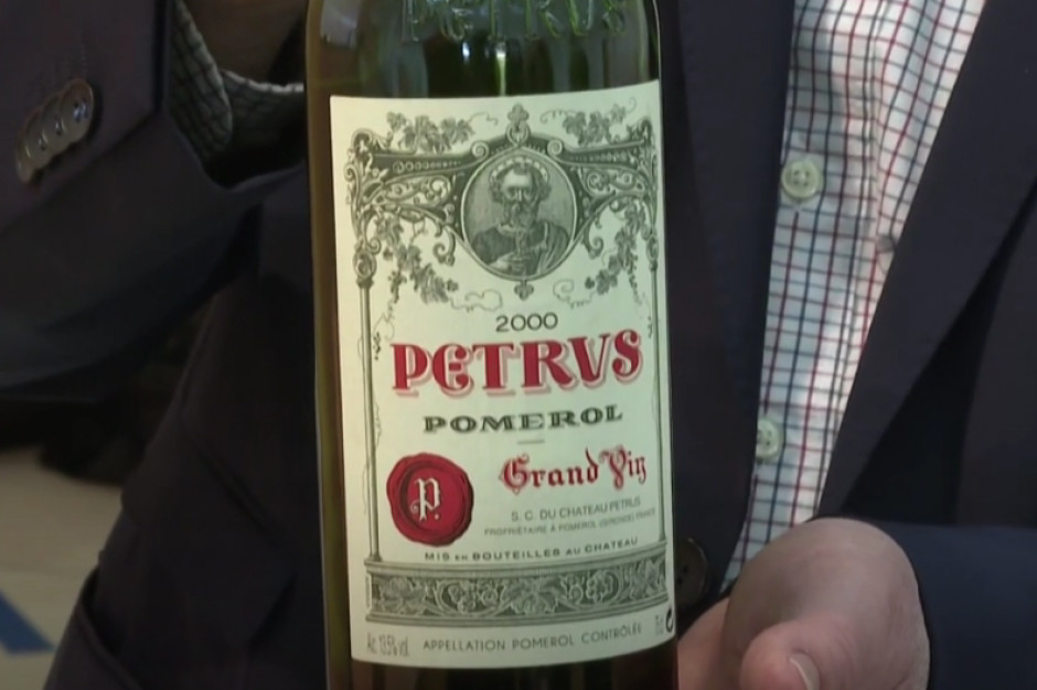 Butelka francuskiego wina, która spędziła ponad rok na Międzynarodowej Stacji Kosmicznej, zostanie sprzedana na aukcji. fot. za YouTube Wino z kosmosu do kupienia za 1 mln dolarów