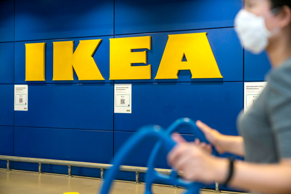 Sklep IKEA w holenderskiej miejscowości Delft wprowadził obowiązek znakowania żółtymi naklejkami klientów sklepu, którzy nie zakładają maseczek. fot. shutterstock Holandia: IKEA znakuje klientów bez maseczek