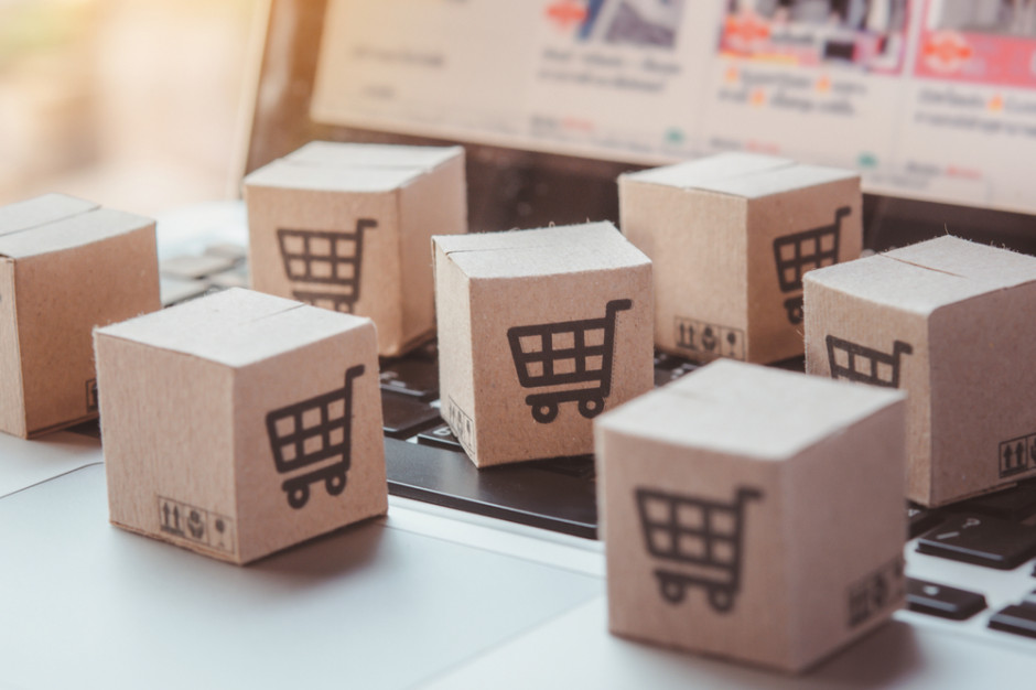 Trzy czwarte Polaków w wieku 18-65 lat kupowało w ciągu ostatniego roku odzież online, a nieco ponad połowa obuwie fot. Shutterstock Trzy czwarte Polaków kupiło w ostatnim roku odzież w internecie