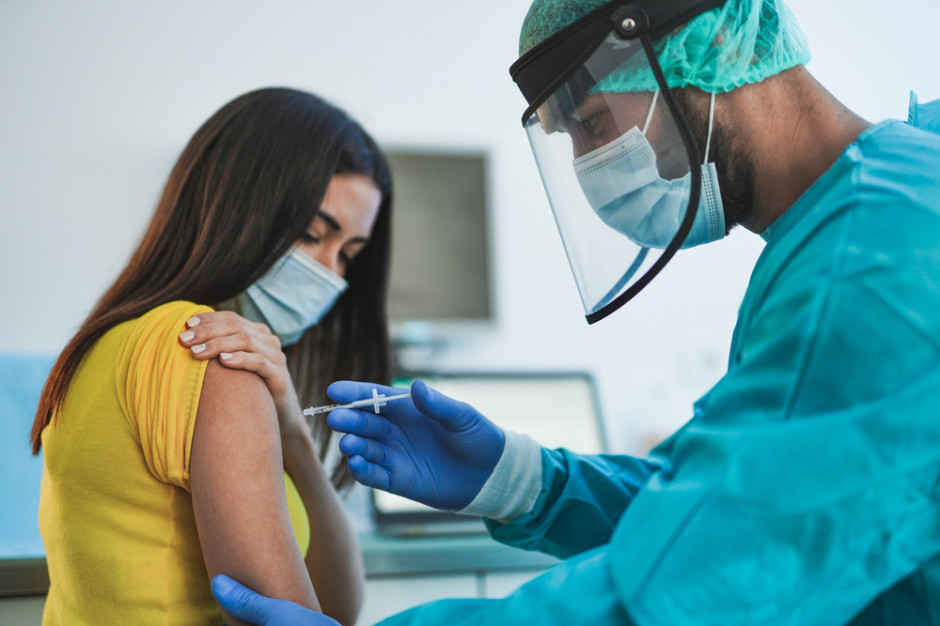 W Polsce z rezerwą do szczepienia przeciw Covid-19 podchodzi 38 proc. badanych fot. Shutterstock Szczepienia na Covid. 64 proc. mieszkańców UE chce się zaszczepić