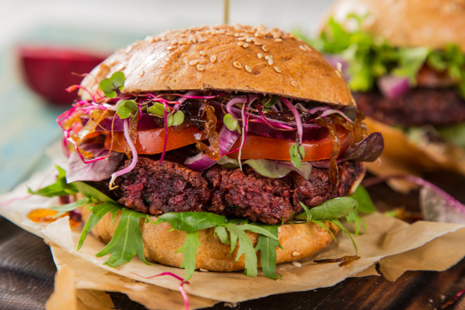 Konsumenci coraz częściej stawiają na roślinne burgery, fot. shutterstock Roślinne burgery zyskują na popularności