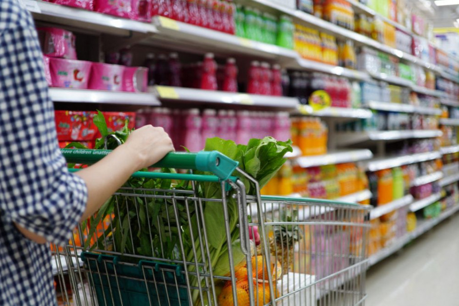Sieci supermarketów chcą dorównać twardym dyskontom. fot. shutterstock.com Supermarkety skracają półkę z markami producentów
