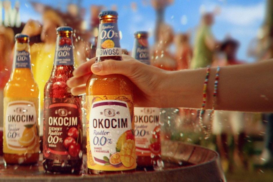 Okocim Radler 0,0% Mango z marakują to tegoroczna nowość w portfolio bezalkoholowych piw marki Okocim fot. materiały prasowe Okocim rusza z kampanią nowego Radlera 0,0% Mango z marakują