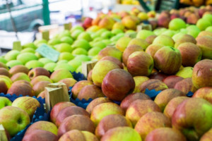 Co Polacy tak naprawdę myślą o tanich jabłkach z sieci handlowych?