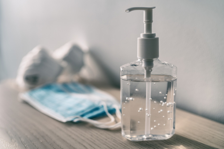 Partia wyrobów spirytusowych przekazana na rzecz walki z koronawirusem; fot. shutterstock Nielegalny alkohol posłuży do dezynfekcji