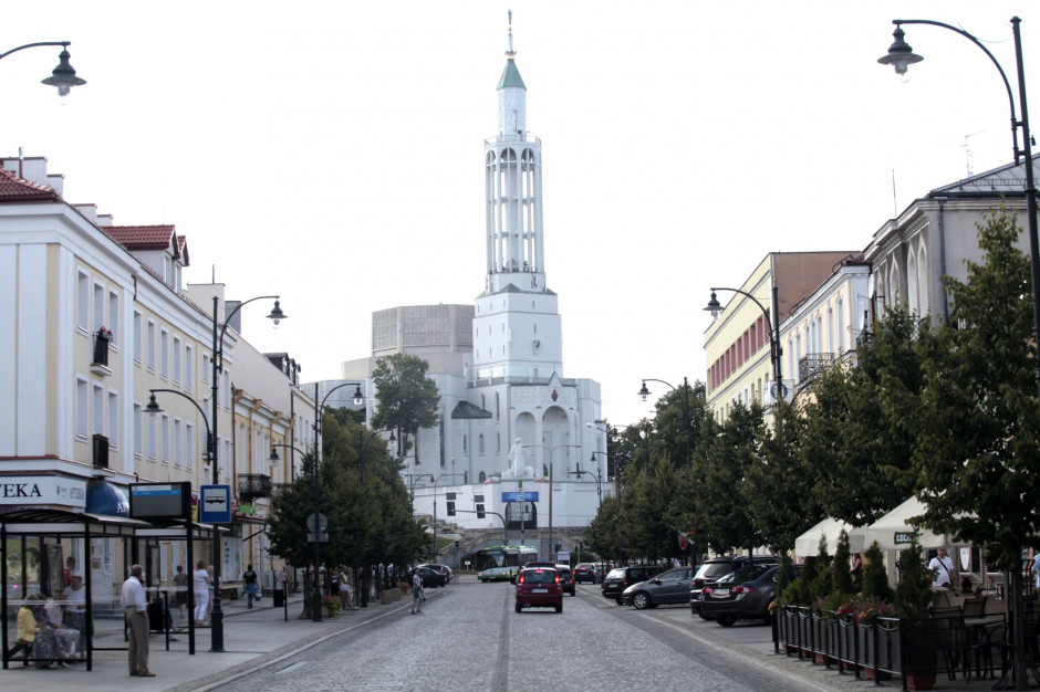 W Białymstoku do południa pojedyncze osoby korzystały z możliwości bycia wewnątrz restauracji. fot. PTWP Białystok: Mało chętnych na jedzenie wewnątrz restauracji