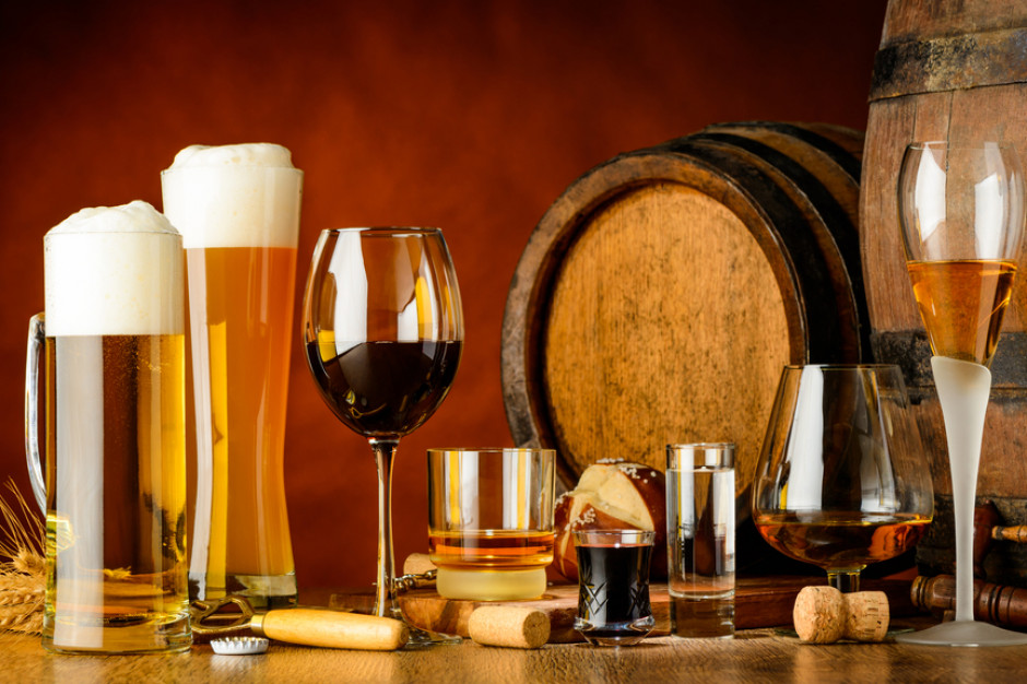 Powstała multibranżowa koalicja na rzecz legalizacji sprzedaży alkoholu przez Internet, stworzona z sektorów e-commerce, handlu, logistyki, regionalnych producentów oraz związki branży alkoholowej. Na czele inicjatywy stoi Krajowa Izba Gospodarcza. fot. Shutterstock COVID-19 zjednoczył wytwórców alkoholi ws e-sprzedaży
