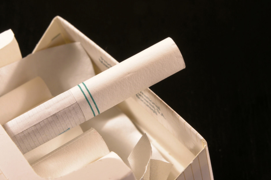 Zabezpieczono ponad 20 mln sztuk nielegalnych papierosów; fot. shutterstock.com Nielegalne papierosy ukryte za skrzynkami z ziemniakami