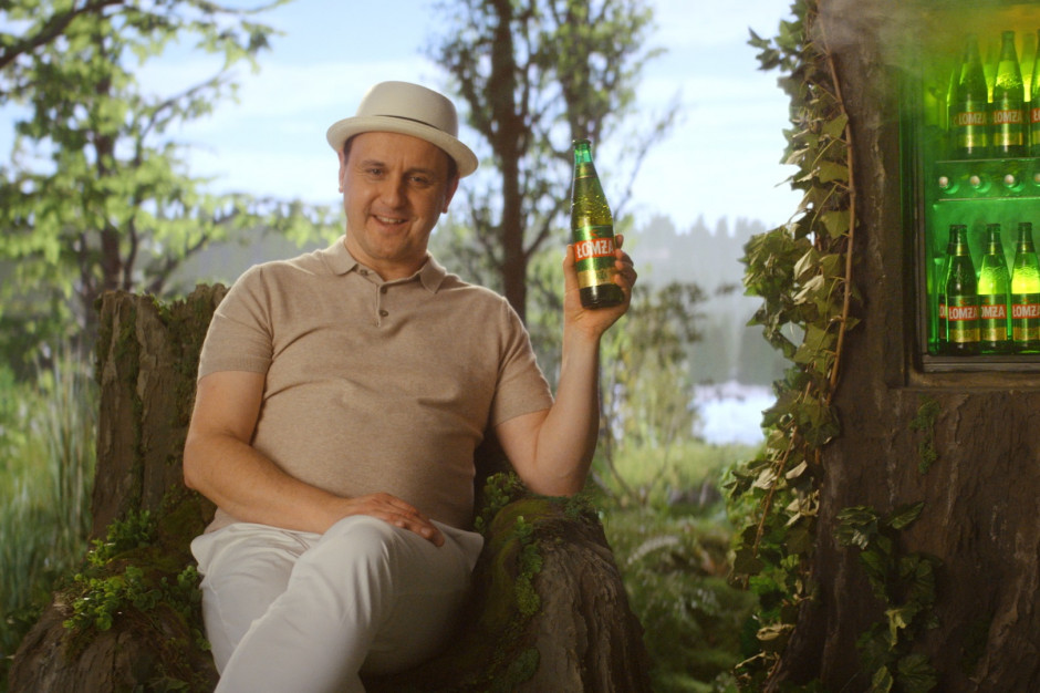 Adam Woronowicz w spocie Łomża Pils o "Chmielu bąbelu" fot. materiały prasowe Adam Woronowicz w kolejnym spocie reklamowym piwa Łomża