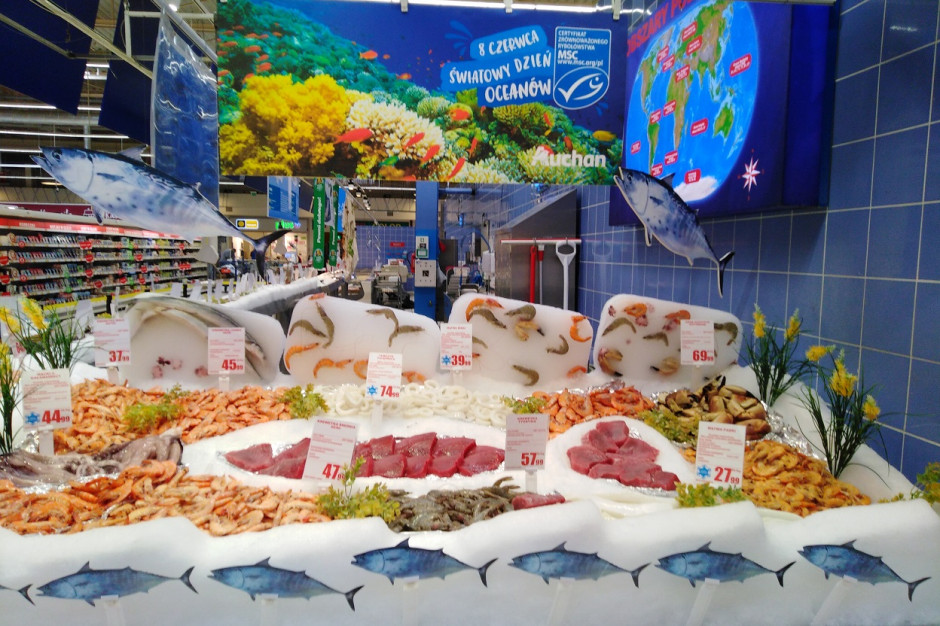 Auchan Retail Polska z okazji Światowego Dnia Oceanów realizuje kampanię edukacyjną, która ma uświadamiać, że od decyzji konsumenckich zależy przyszłość mórz i oceanów. / fot. materiały prasowe Auchan ze specjalną akcją z okazji Światowego Dnia Oceanów