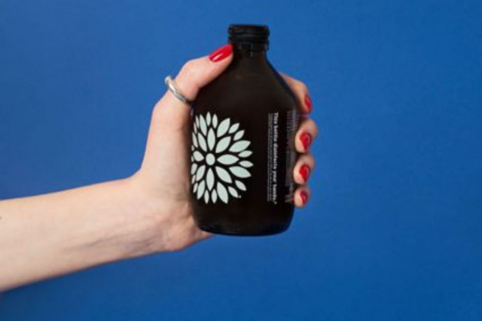 Dezynfekcja poprzez kontakt etykiety z dłońmi Cruz Group: kombucha z etykietą, która wspomaga dezynfekcję dłoni