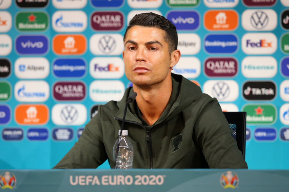 Czy zachowanie Cristiano Ronaldo to dowód, że klasyczny product placement traci sens? fot. PAP/EPA/UEFA HANDOUT Gest Ronaldo udowadnia, że klasyczny product placement traci sens