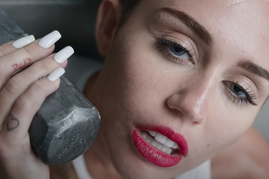 Miley Cyrus siedem lat musiała czekać na przyznanie jej imieniu i nazwisku ochrony na terenie Unii Europejskiej. fot. za YouTube Imię i nazwisko jako znak towarowy? Gwiazdy chronią swoje marki