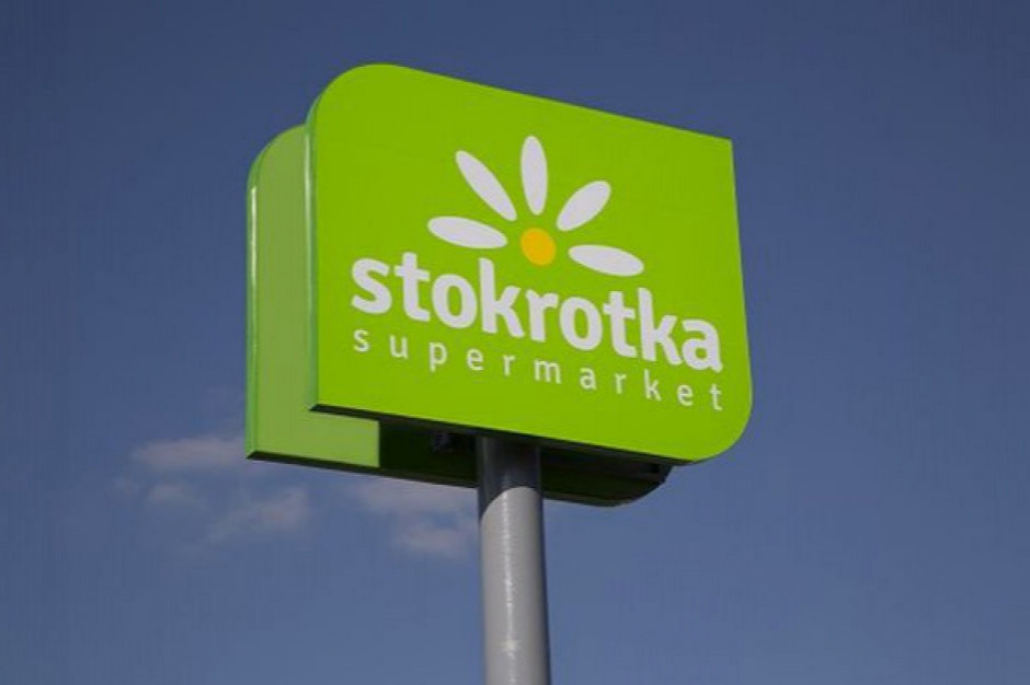 Ogniem zajął się dach sklepu Stokrotka. Na miejscu pożaru pracuje 13 zastępów straży pożarnej Pożar sklepu Stokrotka w Koszalinie