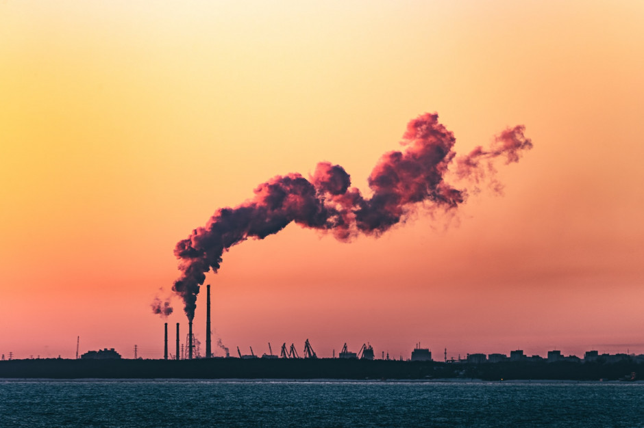 Rosnące ceny praw do emisji CO2 mogą zwiększyć koszty prowadzenia firm - stwierdza Polski Instytut Ekonomiczny. fot. Marek Piwnicki/unsplash Wzrost cen praw do emisji CO2 zwiększy koszty prowadzenia firm