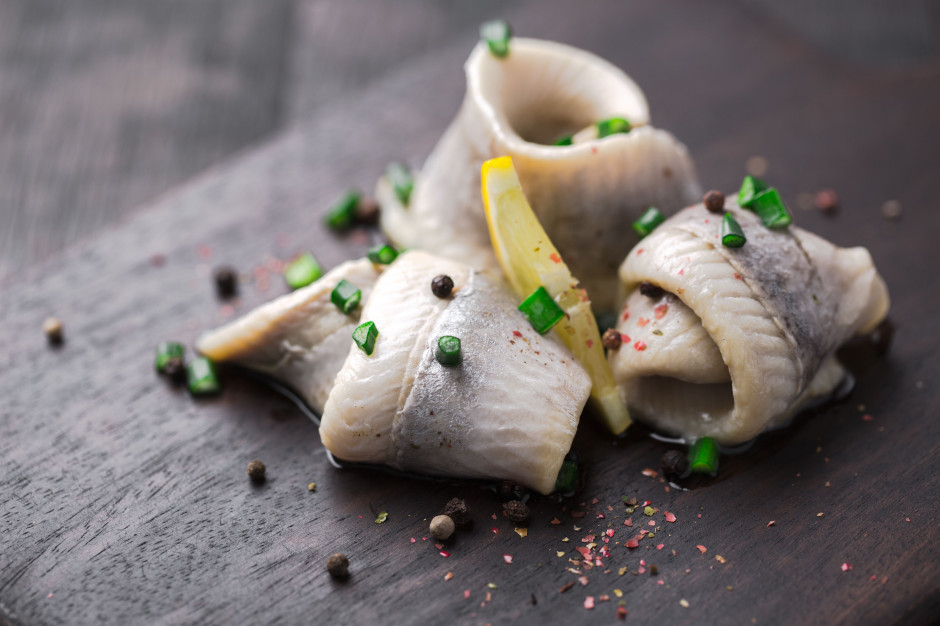 W Holandii gminy i przychodnie zachęcają do szczepień koncertami i degustacją śledzi. fot. shutterstock Holendrzy zachęcają do szczepień degustacją śledzi