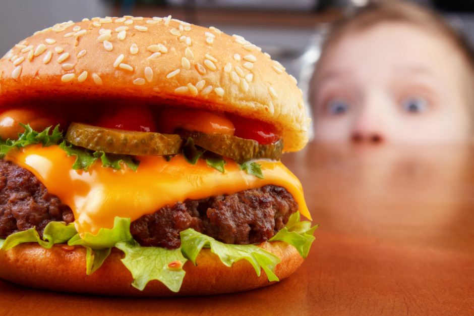 Wielka Brytania chce ograniczyć reklamy "niezdrowego" jedzenia w telewizji i internecie. fot. shutterstock Wielka Brytania zakazuje reklam fast foodów i słodyczy