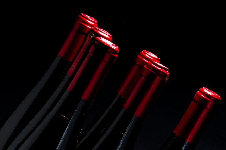 Projekt nowelizacji ustawy o akcyzie wprowadza możliwość stosowania obniżonej stawki akcyzy na wina i napoje fermentowane produkowane przez małych producentów. fot. Thomas Thompson/Unsplash Wino: Będzie niższa stawka akcyzy dla małych producentów