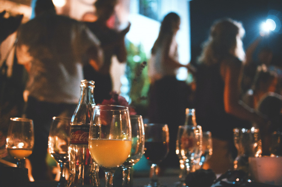 Nowe przepisy o sprzedaży alkoholu w Holandii; fot. unsplash.com Holandia zaostrza kary za sprzedaż alkoholu nieletnim