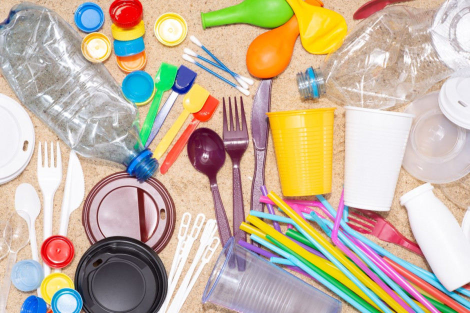 3 lipca powinna zacząć obowiązywać dyrektywa Single-Use Plastics, a z rynku miały zniknąć plastikowe słomki, patyczki higieniczne do uszu czy uchwyty do balonów, zrobione z tworzywa sztucznego/ fot. shutterstock Single Use Plastics. Polska ma opóźnienie