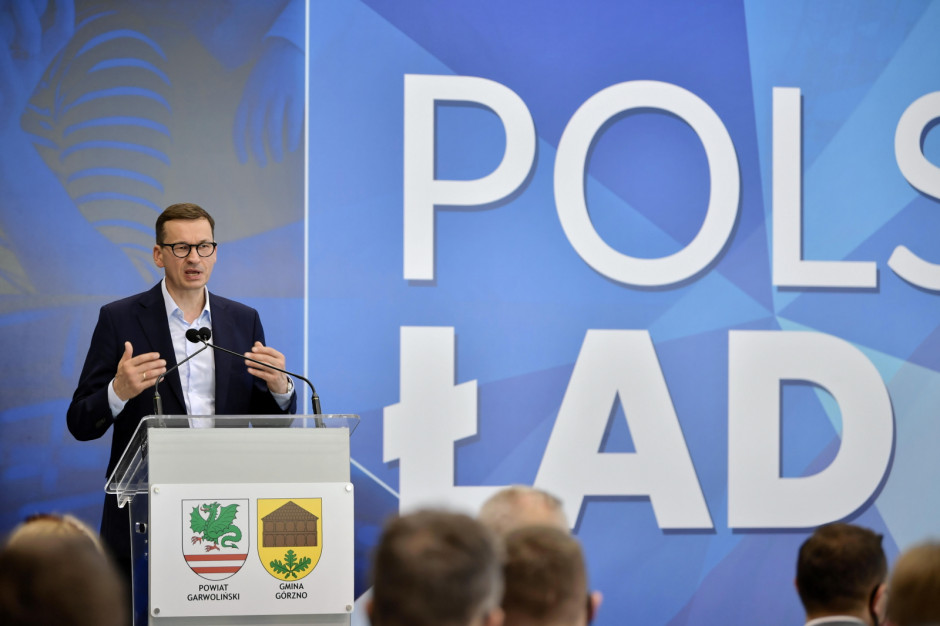 Wspólnym mianownikiem Polskiego Ładu jest to, aby Polacy mogli zarabiać więcej, także w Garwolinie - powiedział w środę premier Mateusz Morawiecki podczas spotkania z mieszkańcami Górzna (powiat garwoliński). fot. PAP/Przemysław Piątkowski Morawiecki: Polski Ład jest po to, aby Polacy mogli zarabiać więcej