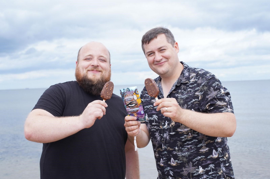 Andrzej "Śledziu" Śledź i Fryderyk „Veggie” Kozioł promują lody Illuminar Gaming. fot. mat. pras. Firma Lodis wprowadza pierwsze gamingowe lody