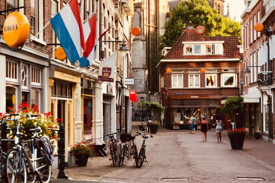 Holandia przywróciła obowiązek zachowania 1,5 m odstępu w restauracjach. fot. Who’s Denilo ? on Unsplash Holandia przywraca obostrzenia w restauracjach
