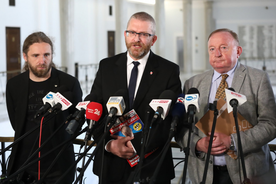 Posłowie Konfederacji zaapelowali do przedstawicieli rządu, aby nie straszyli Polaków 4. falą pandemii koronawirusa i przywróceniem obostrzeń. fot. PAP/Tomasz Gzell Konfederacja: Niech rząd nie straszy Polaków kolejnym lockdownem