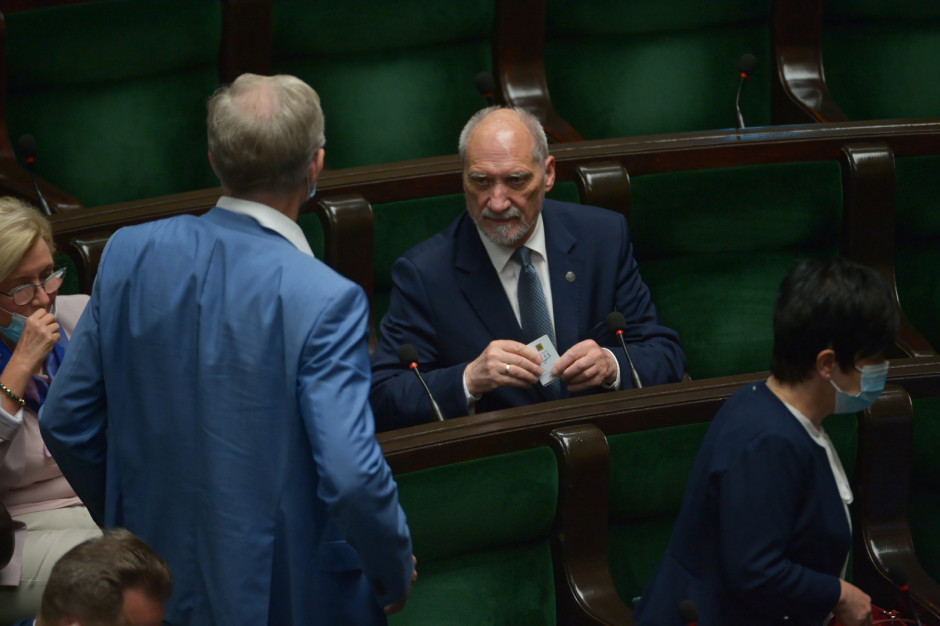 Antoni Macierewicz zapowiedział m.in. szybkie uruchomienie skupu świń dla wszystkich, którzy ponieśli straty przez ASF. fot. PAP/Marcin Obara Macierewicz: Będzie skup świń od poszkodowanych przez ASF