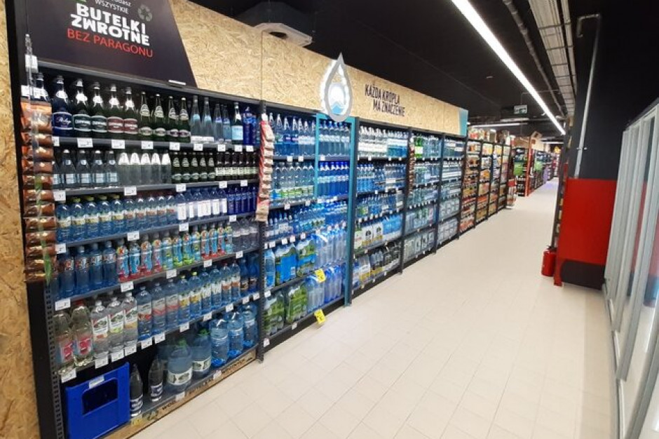 Carrefour wprowadza szklane butelki kaucyjne, fot. materiały prasowe Carrefour sprzedaje wodę gazowaną w szklanych butelkach kaucyjnych