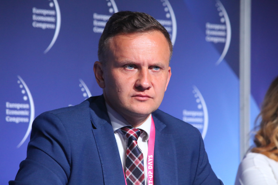 wiceprezes Polskiego Funduszu Rozwoju Bartosz Marczuk o umorzeniu subwencji z tarcz PFR Umorzenie subwencji z tarcz PFR. Ile zaoszczędzą firmy na podatkach?