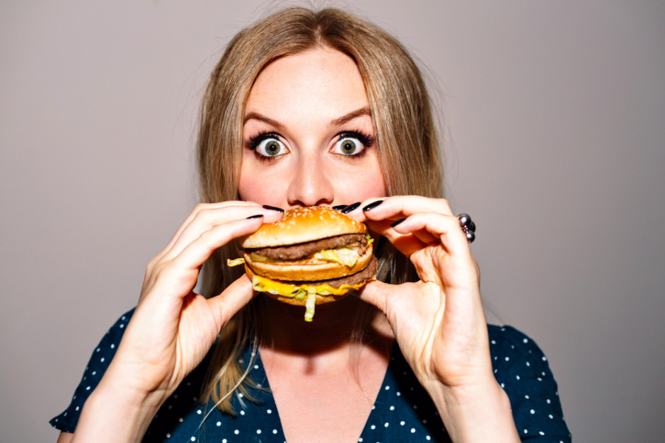 Ktoś, kto deklaruje wegetarianizm nie wypadnie autentycznie reklamując fast food czy mięsne przekąski - wskazuje ekspertka. fot. shutterstock Influencer powinien uwiarygadniać produkt, który promuje