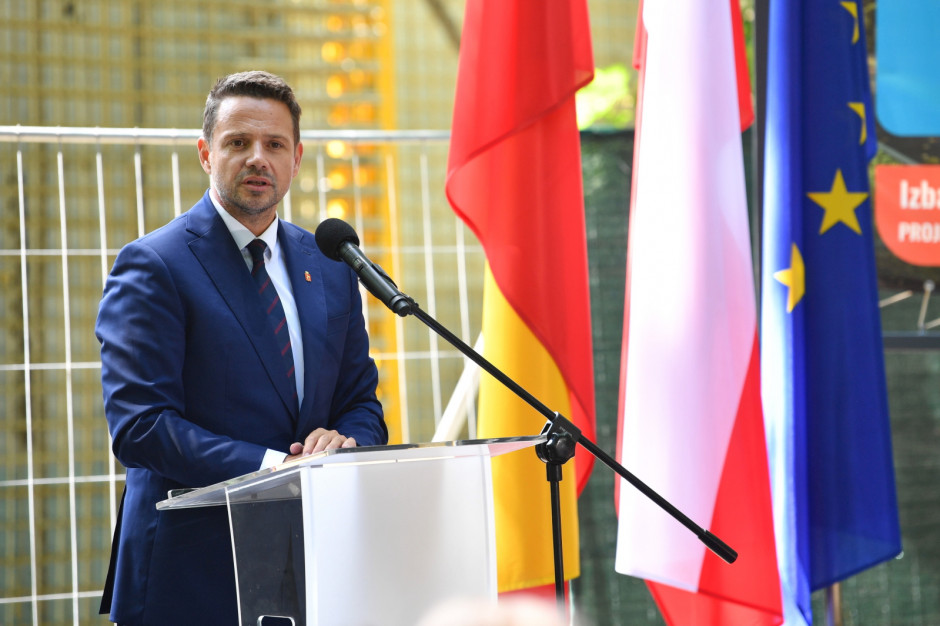 Rafał Trzaskowski: Nie ma mowy o obowiązkowych szczepieniach, ale o wprowadzeniu dla zaszczepionych pewnych udogodnień. fot. PAP/Radek Pietruszka Trzaskowski: Nie stać nas na kolejny lockdown