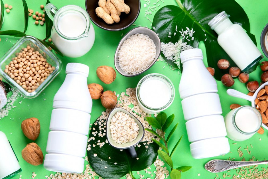 Fundacja ProVeg przygotowała raport o roślinnych alternatywach, w którym wyjaśnia kim są konsumenci tych produktów/ fot. shutterstock Raport ProVeg: Kto najczęściej sięga po roślinne alternatywy?