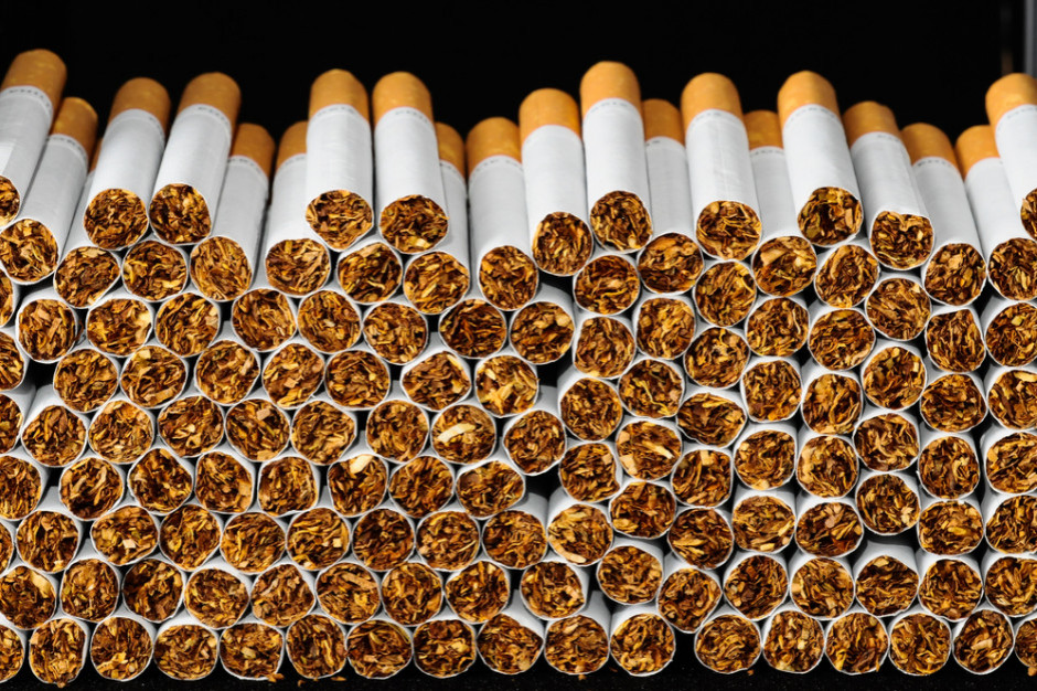 W Warszawie przejęto m.in. linię służącą do produkcji papierosów i wyroby tytoniowe. Były one pakowane m.in. w pudełka na pizzę. / fot. shutterstock 121 tysięcy sztuk nielegalnych papierosów w pudełkach na pizzę