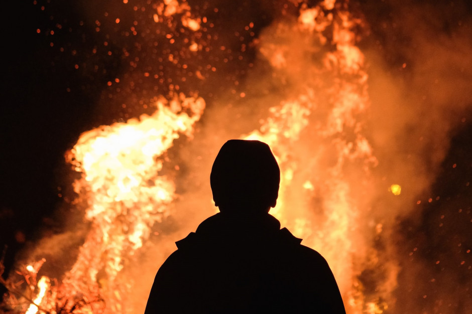 30-latek podpalił market w Kutnie, a następnie obserwował akcję gaśniczą i nagrywał jej przebieg. fot. Adam Wilson on Unsplash Łódzkie: Podpalił market, by obserwować akcję gaśniczą