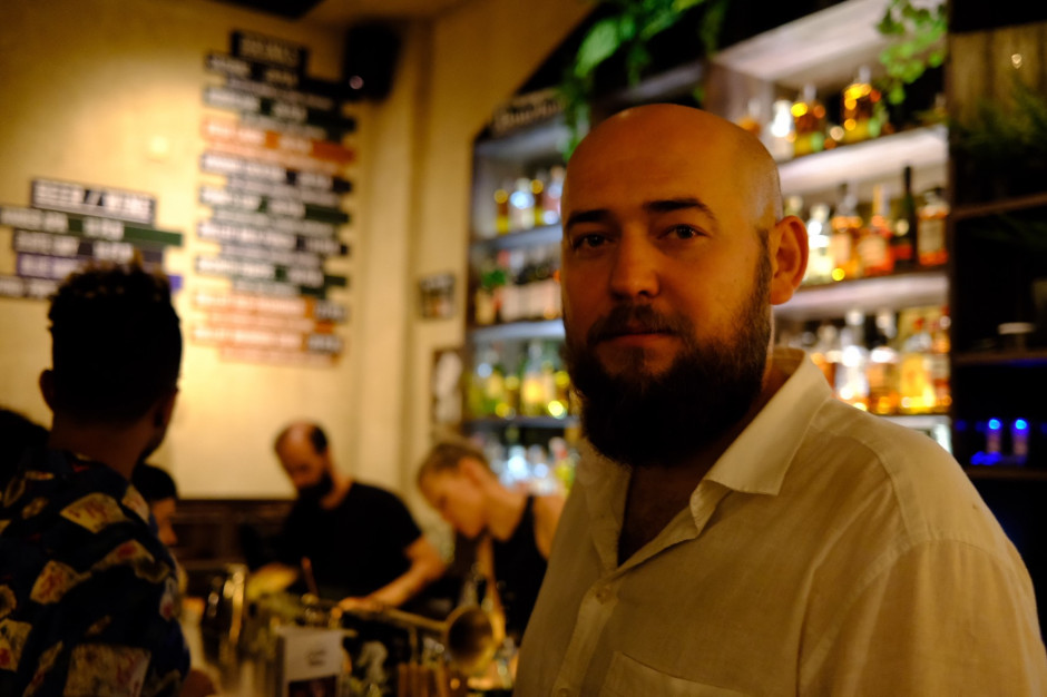 Po lockdownie otworzyło się dużo miejsc, także widać, że są ludzie, którzy widzą potencjał w gastronomii – powiedział w rozmowie z nami Hubert Olczak, współwłaściciel stołecznego baru „NOLA”. / fot. materiały prasowe Kultura picia drinków, czyli Nowy Orlean w Warszawie (wywiad)