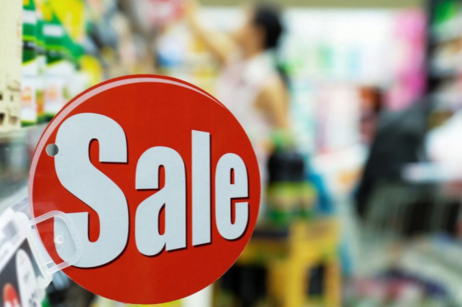 Polacy uwielbiają promocje i przeceny/ fot. shutterstock Większość Polaków częściej kupuje towary w promocyjnych cenach