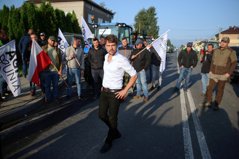 Rolnicy z Agrounii protestują na drogach w całym kraju; fot. PAP/Łukasz Gągulski Kolejny dzień protestów rolników i blokad dróg
