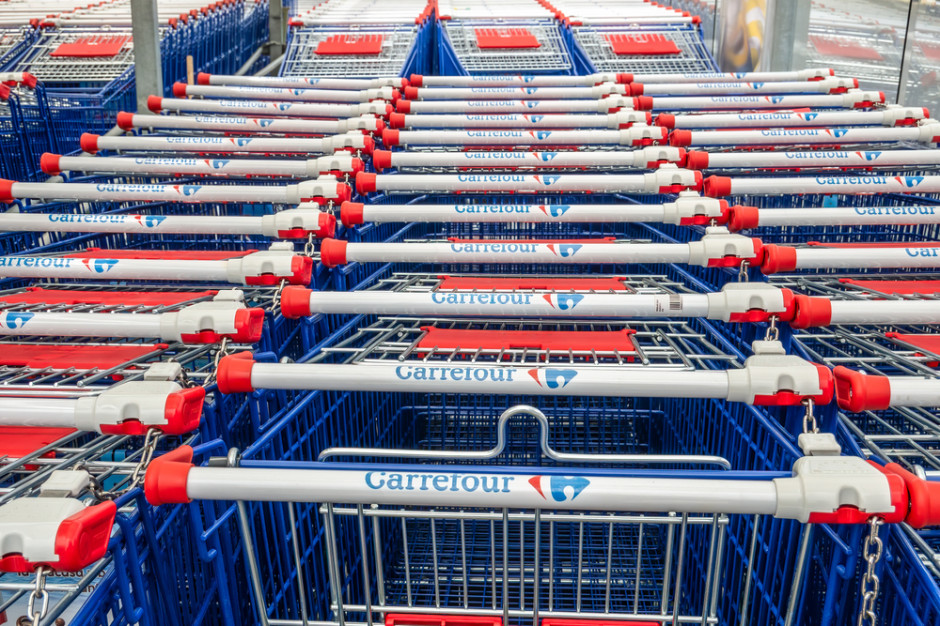 Bernard Arnault sprzedał akcje sieci Carrefour; fot. shutterstock.com Francuski miliarder sprzedał swoje akcje Carrefoura