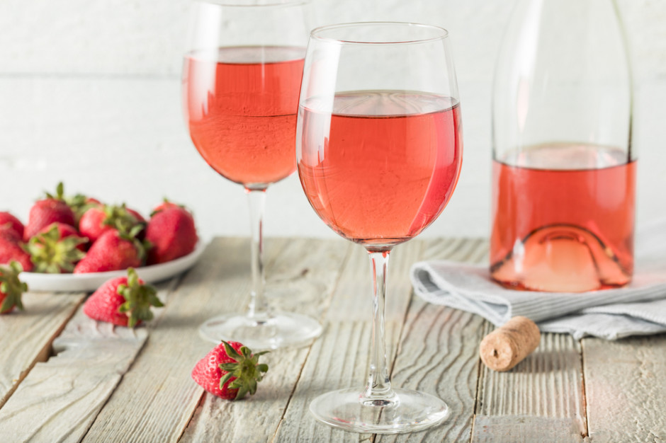 Wzrost zainteresowania kategorią win „rosé”. To światowy trend nazywany „pink madness” fot. Shutterstock Konsumenci wina zmienili nawyki