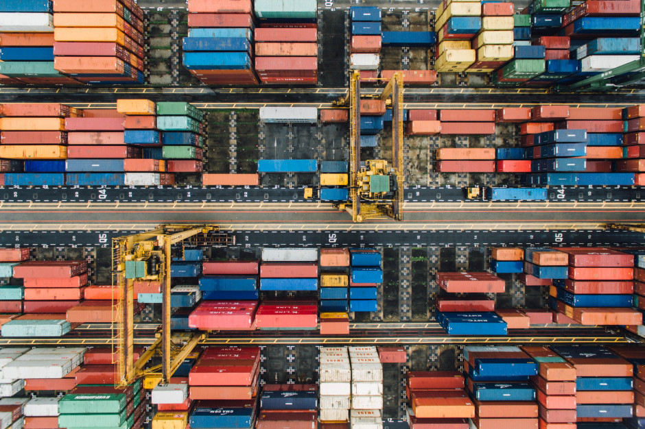 Przewozy kontenerowe coraz droższe; fot. unsplash.com Wysokie ceny przewozów kontenerowych co najmniej do 2023 r.?