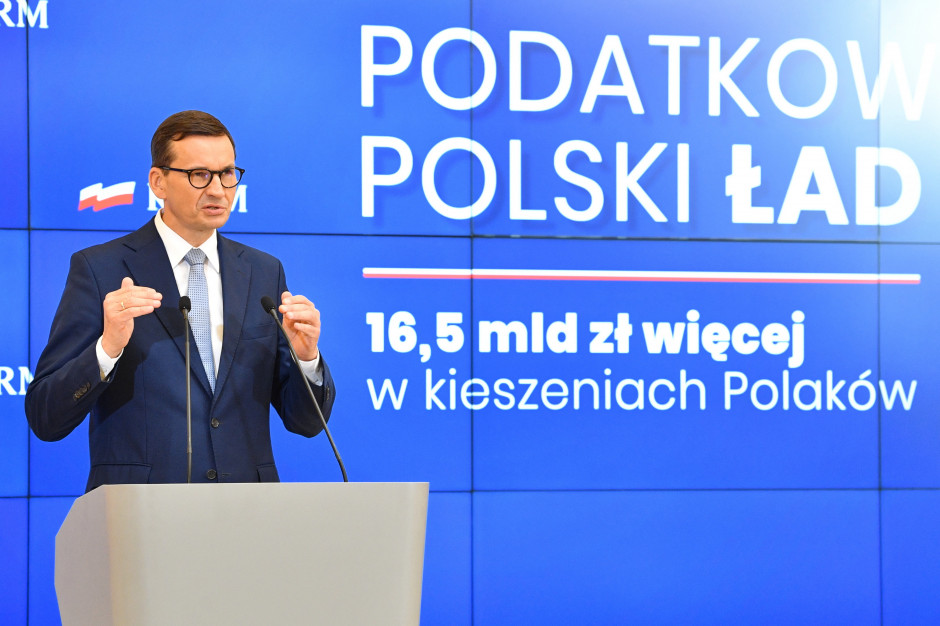 Podatkowe rozwiązania Polskiego Ładu pozwolą zatrzymać w kieszeniach Polaków ok. 16,5 mld zł rocznie i zyska na nim 18 mln osób - przekonuje KPRM. fot. PAP/Radek Pietruszka KPRM: Na Polskim Ładzie zyska niemal 18 mln Polaków
