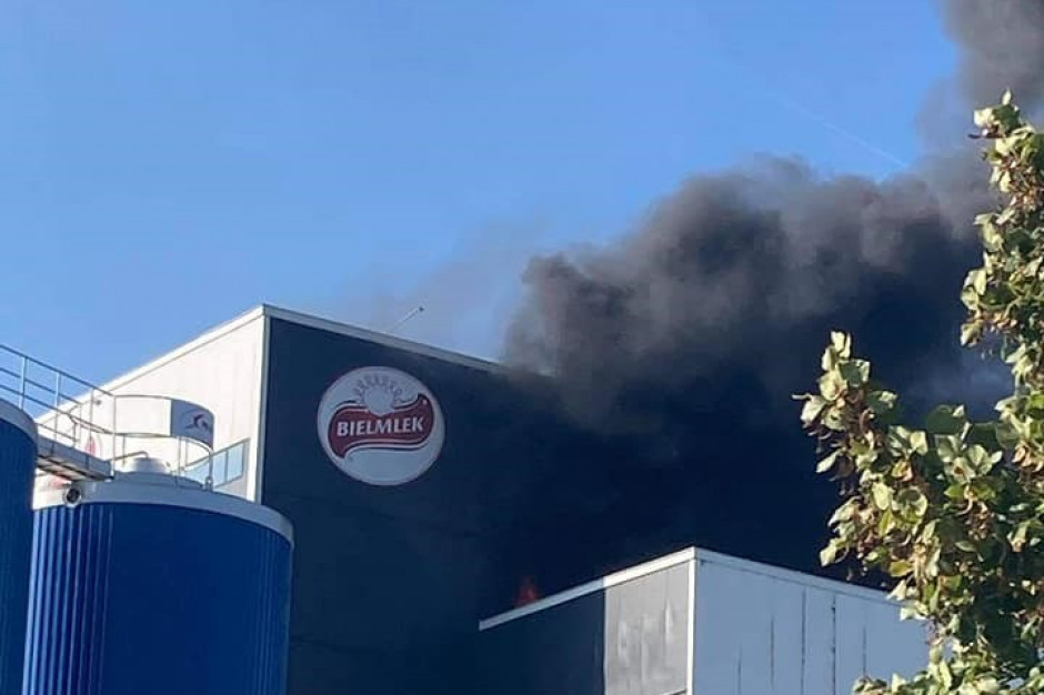 15 zastępów straży pożarnej gasiło pożar mleczarni Bielmlek w Bielsku Podlaskim fot. OSP KSRG Augustowo Pożar w mleczarni Bielmlek, dym sięga 40 metrów