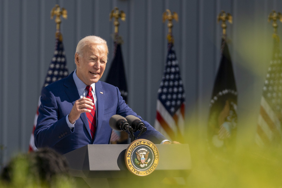 Joe Biden zapowiedział nową politykę, w ramach której firmy z ponad 100 pracownikami będą musiały wymagać od osób w nich zatrudnionych szczepień lub poddawania się testom co najmniej raz w tygodniu. fot. PAP/EPA/Ken Cedeno / POOL USA wprowadzają obowiązek szczepień dla pracowników dużych firm