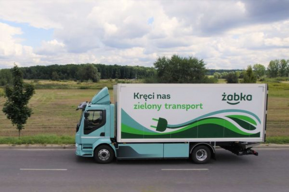 Zabka Polska w ramach współpracy z Volvo Polska zakupiła i testuje zeroemisyjny pojazd Volvo FL Electric z zabudową typu chłodnia, dostosowany do specyficznych potrzeb sieci. fot. materiały prasowe Flota Żabki z pierwszym elektrycznym samochodem dystrybucyjnym